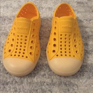 Size C7 yellow Native sandles.
